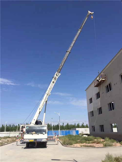 嘉荫县“轻装强干”—— 吊车的 “轻量化臂架” 技术